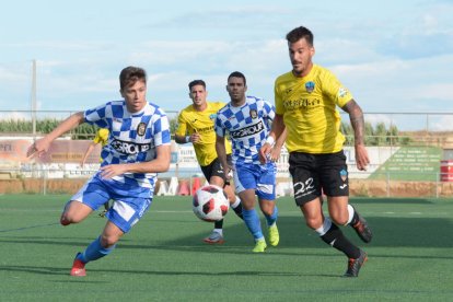 Joan Oriol, en la imagen disputando un balón con un jugador del Tamarit, acabó lesionado.