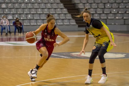 Rous Tous, del CB Lleida, en una acción del partido de ayer ante el Claret.