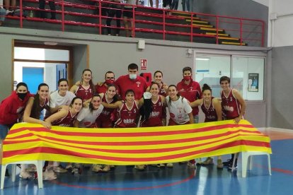 La plantilla del Ekke CB Lleida posó con la Senyera al final de un partido que controló desde el primer segundo.