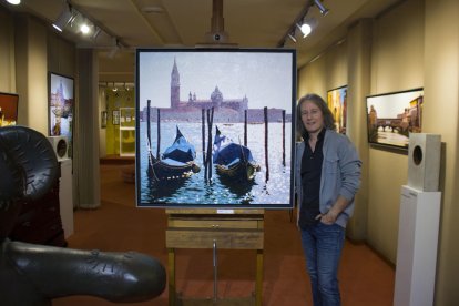 El pintor Jon Landa, junto a uno de sus cuadros de los canales de Venecia.