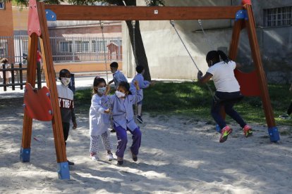 Imagen del pasado curso de varios niños de un colegio de Pardinyes jugando en el patio con mascarilla.