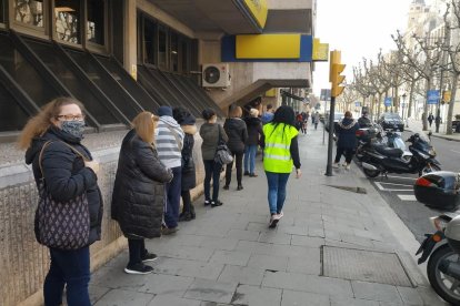 Colas en la oficina de Correos de Lleida en una imagen de archivo.