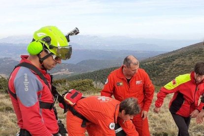 Rescate del parapentista por los servicios de emergencias. 