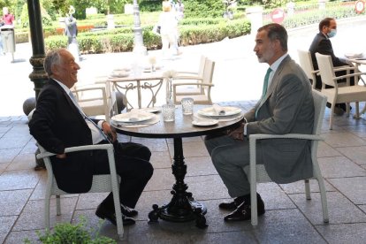 Felipe VI paseó con el presidente luso y comieron en una terraza.