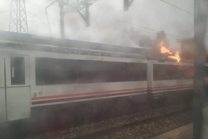 Operarios de Adif trabajando ayer en la estación de Salomó (Tarragona) para resolver la incidencia en la línea de tren de la costa. 