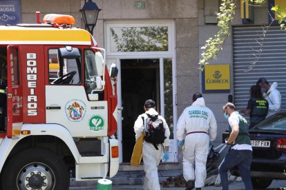 La Guardia Civil entrando a la vivienda que se incendió en Galicia.