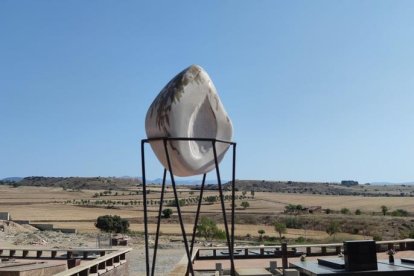 La escultura en el Cementiri Nou de Balaguer.