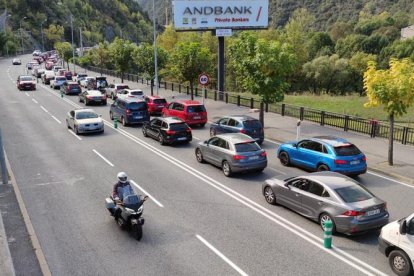  Los vehículos quedaban parados en la zona de la Portalada.