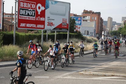 Alumnos de ESO yendo ayer en bici hacia el Montsuar.