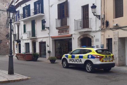 Un nen de 9 anys condueix un cotxe per Sitges acompanyat de la mare i un nadó de 3 mesos