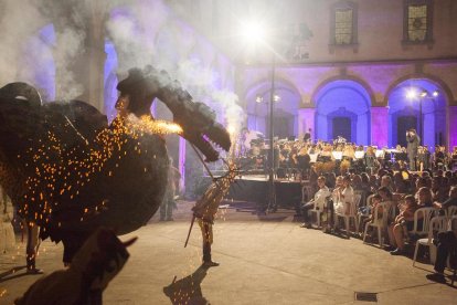 La banda del curso interpretando la noche del viernes el ‘Ball del drac’ junto a los Carranquers. 