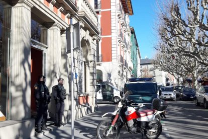 Agents de la Guàrdia Civil a l'entrada de l'edifici del Consell Comarcal de l'Alt Urgell aquest matí.