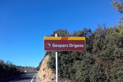 Imagen de un letrero que indica el Geoparque Orígens en el puerto de Comiols.