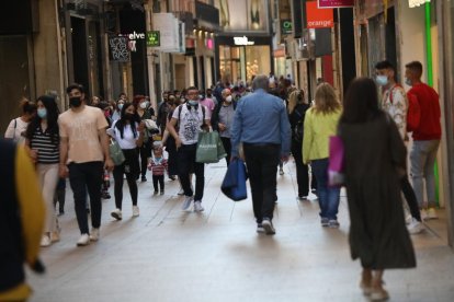 Imatge d’ahir de l’Eix Comercial de Lleida ple de compradors.