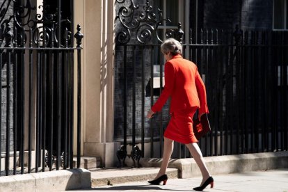 Una abatida Theresa May entrando en el 10 de Downing Street tras anunciar su dimisión.