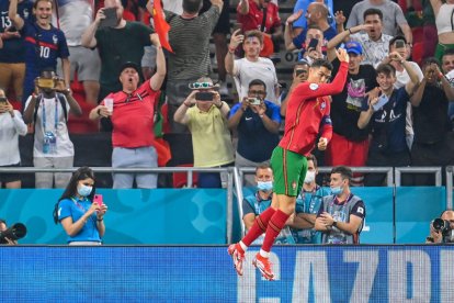 Cristiano Ronaldo celebra uno de los dos goles que marcó ayer.