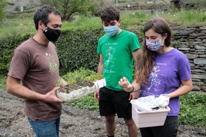 Miembros de Eixarcolant con el voluntario de un huerto.