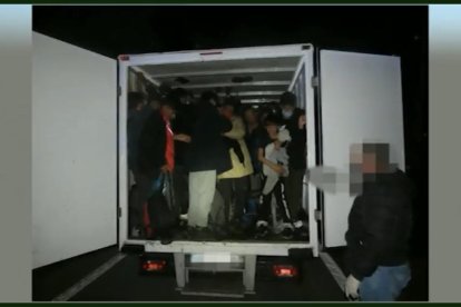 Aquest camió interceptat transportava 77 persones.