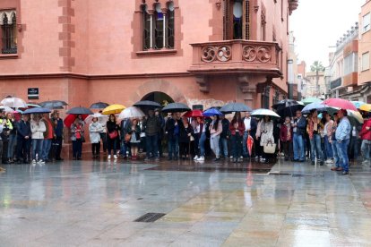 Autoridades, vecino y familiares de Janet Jumillas guardaron un minuto de silencio bajo la lluvia.