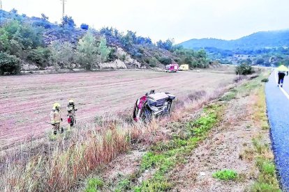 El cotxe va bolcar lateralment després de sortir de la via.