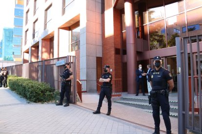 Agents de la Policia custodien la seu del Tribunal de Comptes, a Madrid, en una imatge del juny.