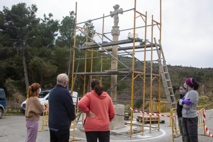 Dimecres es va reinstal·lar a l’emplaçament original la creu de terme després de la restauració.