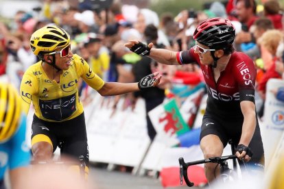 Egan Bernal, con el maillot amarillo, es felicitado ayer por su compañero Geraint Thomas.