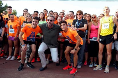 Marc i Àlex van posar abans de la cursa solidària al circuit de Montmeló.