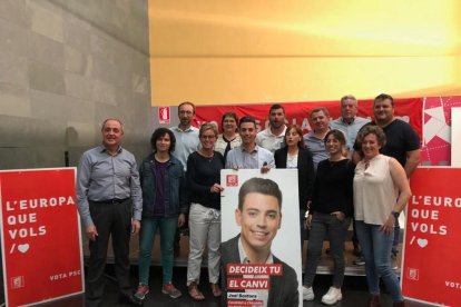 Joel Bastons, en el centro, con la diputada Montse Mínguez.