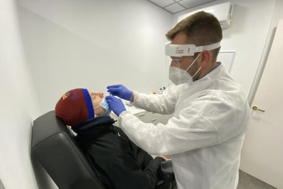 Kaspars Vecvagars, amb la gorra del Barça, durant el test PCR a què es va sotmetre ahir tota la plantilla.