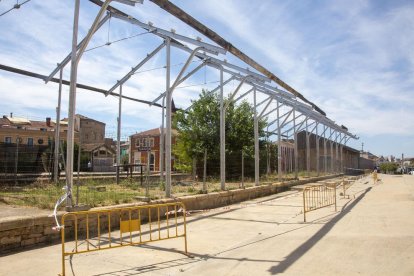 Les tanques que s’han instal·lat a la zona dels molls de l’estació de tren.