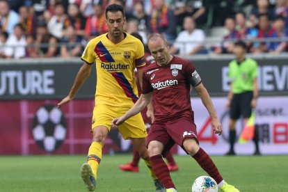 Andrés Iniesta, de los mejores del partido, controla el balón ante la presión de Sergio Busquets.