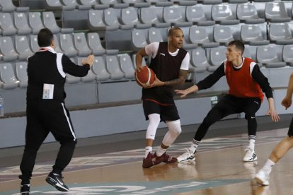 Gustavo Aranzana, dando instrucciones a Kendal Manuel durante el entrenamiento de ayer.