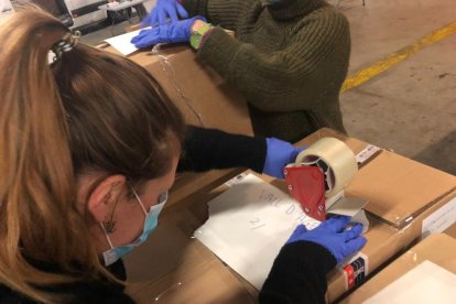 Una operaria preparando productos sanitarios destinados a Àger, ayer, en el aeropuerto de El Prat.