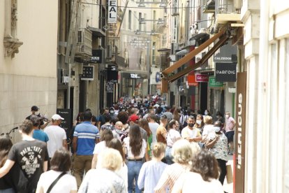 Les botigues de l’Eix Comercial, on ahir hi havia molta gent, ja poden ampliar l’aforament al 70%.