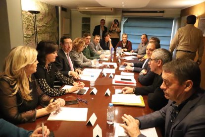 Una imatge de la reunió institucional de seguiment dels danys dels aiguats.