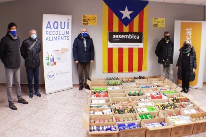 Acte d’entrega dels 800 quilos d’aliments per part de l’Assemblea Nacional Catalana de Lleida i Segrià al Banc dels Aliments de les Comarques de Lleida, ahir.