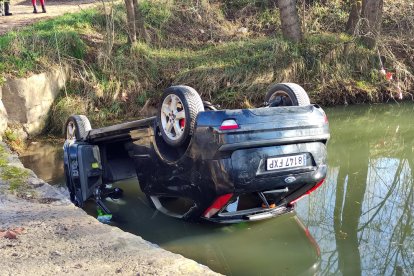 Dos jóvenes de 19 y 21 años mueren al caer con su coche en una riera en Sils