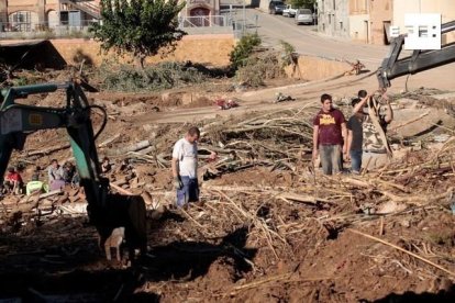 Diversos veïns realitzen tasques de neteja a la població de L'Espluga de Francolí.