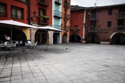 Imagen de la plaza Mercadal de El Pont tras el fin de las obras.