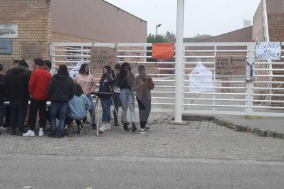 Alumnos concentrados en la puerta de la Escuela de Hostelería de Lleida esta mañana.