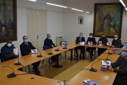 Entrega de les tauletes electròniques per part de la Fundació La Caixa al bisbat de Lleida, ahir.