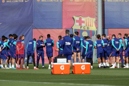 La plantilla del Barça antes de iniciar el entrenamiento en la Ciutat Esportiva.