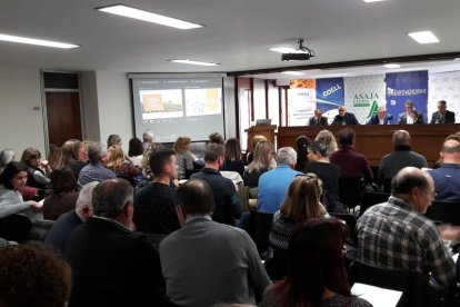 Unas setenta personas acudieron a la jornada celebrada ayer en la sede de la COELL en Lleida.