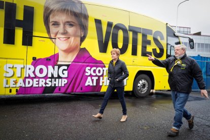 Nicola Sturgeon junto a un autobús de campaña en Edimburgo.