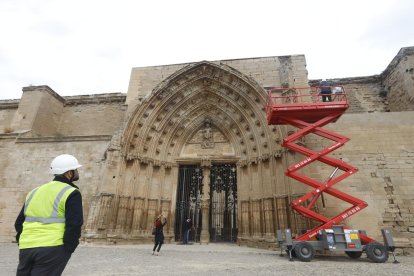 Diversos técnicos, con ayuda de una plataforma elevadora, escanearon ayer la Porta dels Apòstols antes de ‘ocultarla’ con los andamios.