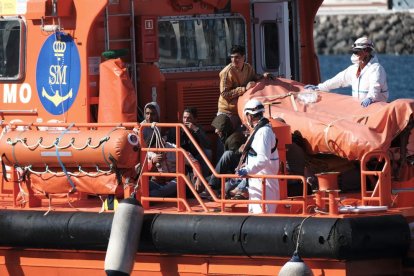 Los inmigrantes a su llegada al muelle de Arguineguín, en el sur de la isla de Gran Canaria.