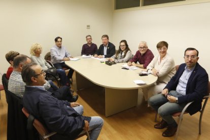 Miembros de la plataforma con los representantes de grupos municipales.