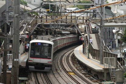 Apunyalament en un tren de rodalies a Tòquio.