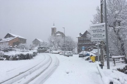 L’accés a València d’Àneu completament nevat i els gruixos acumulats al refugi de Cap del Port de la Bonaigua (dreta), amb la carretera al fons.